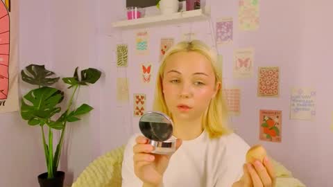 elenamonroee online show from October 24, 2025, 3:25 am