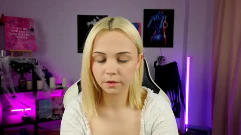 elenamonroee online show from October 26, 2025, 9:37 am