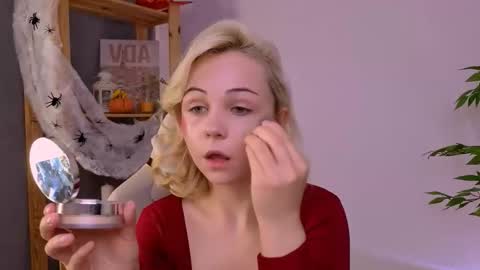 elenamonroee online show from October 28, 2025, 4:49 am