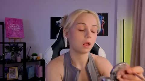 elenamonroee online show from November 23, 2025, 5:51 am