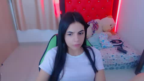 Snapshot of elenna_hotx chatting on December 15, 2024, 5:31 pm agnes online show from December 15, 2024, 5:31 pm