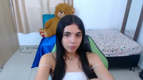 Snapshot of elenna_hotx chatting on March 6, 2025, 5:43 pm agnes online show from March 6, 2025, 5:43 pm