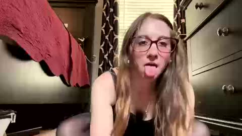 Elenore Hoesevelt online show from October 10, 2025, 5:56 pm