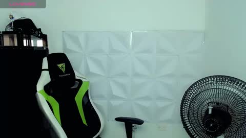 Snapshot of elii_797 chatting on December 5, 2024, 3:50 pm bby-santy online show from December 5, 2024, 3:50 pm