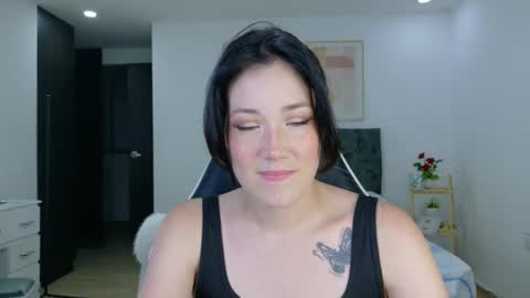 eliiih_ online show from November 18, 2025, 2:28 am