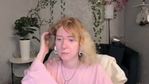 Snapshot of elira_vane chatting on June 22, 2026, 3:25 am Elira Vane online show from June 22, 2026, 3:25 am
