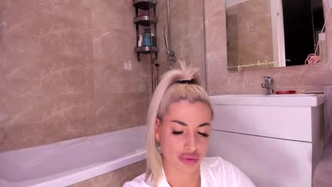Snapshot of elisabeth_jason chatting on April 23, 2026, 2:30 pm elisabeth_jason online show from April 23, 2026, 2:30 pm