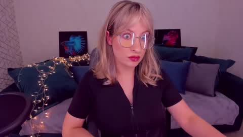 Snapshot of elisabethmills chatting on February 17, 2025, 8:36 pm Elisabeth online show from February 17, 2025, 8:36 pm