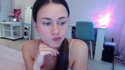 Elis online show from November 19, 2025, 4:56 am