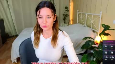 hiIm Elise    online show from September 28, 2025, 9:09 pm