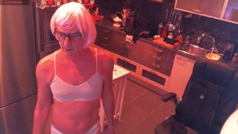 Snapshot of elise_tv chatting on November 17, 2025, 8:36 pm Barbie online show from November 17, 2025, 8:36 pm