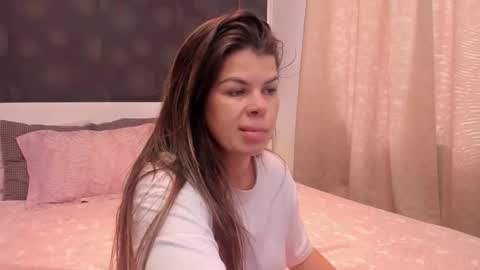 Snapshot of elisetyler89 chatting on November 4, 2025, 8:57 am Elly online show from November 4, 2025, 8:57 am