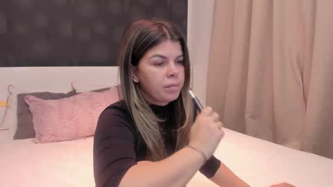 Snapshot of elisetyler89 chatting on November 24, 2025, 8:08 pm Elly online show from November 24, 2025, 8:08 pm