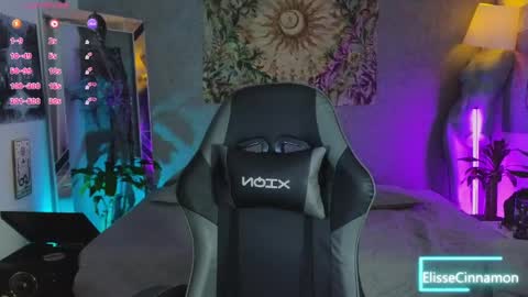 Elissecinnamon online show from April 19, 2026, 2:55 am