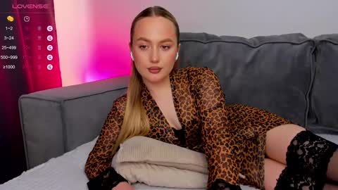 Eliss  online show from March 8, 2025, 10:32 am