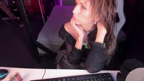 Elizabethangel online show from March 10, 2025, 12:37 pm