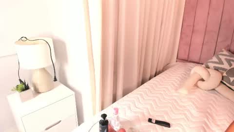 elizabeth_roche online show from June 18, 2026, 11:58 am