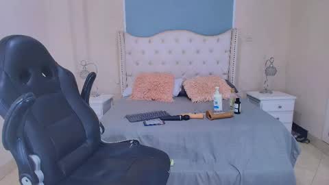 Elizabeth  online show from May 15, 2026, 11:45 pm