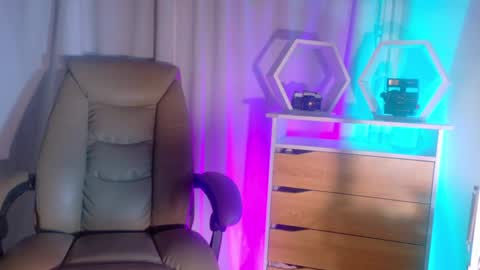 Lizzy online show from July 17, 2026, 1:23 am