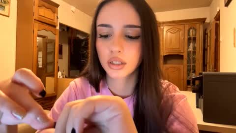 Mia online show from November 27, 2025, 1:24 pm