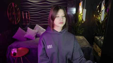 Snapshot of elizamild chatting on December 18, 2024, 12:40 pm Eliza online show from December 18, 2024, 12:40 pm