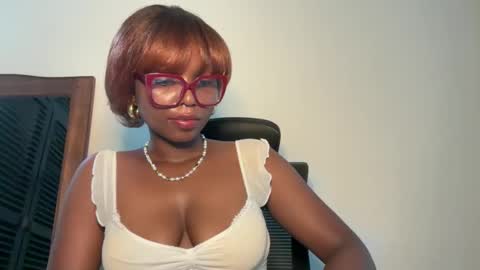 Snapshot of ella_laurel chatting on June 3, 2026, 10:51 am Ella online show from June 3, 2026, 10:51 am