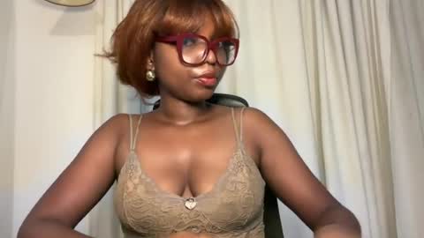 Snapshot of ella_laurel chatting on June 23, 2026, 2:53 am Ella online show from June 23, 2026, 2:53 am
