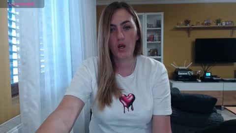 Ella  Max online show from October 9, 2025, 5:49 am