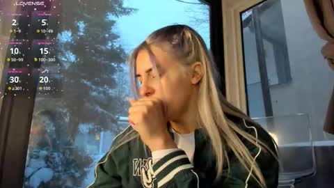 ella_vee online show from February 2, 2026, 5:39 am