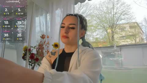 ella_vee online show from April 10, 2026, 4:50 am