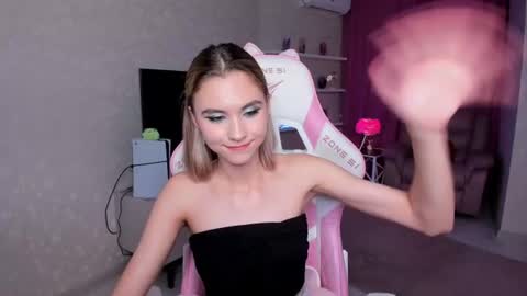 ellacurtis online show from June 14, 2026, 2:24 am