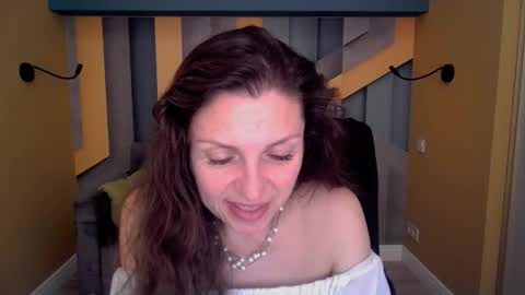 EllaLongs online show from April 1, 2026, 1:52 pm