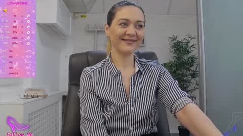 Snapshot of ellamilf chatting on February 7, 2025, 8:10 pm online show from February 7, 2025, 8:10 pm