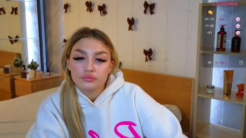 ellamilla online show from December 24, 2024, 11:38 am