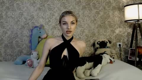 ellamilla online show from November 10, 2025, 10:25 am