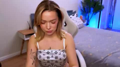 Ella online show from December 19, 2025, 5:47 am