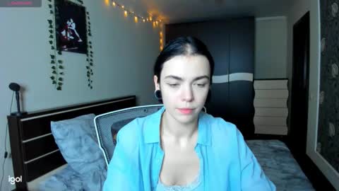 Snapshot of elle_blair chatting on October 27, 2025, 3:32 am Luna online show from October 27, 2025, 3:32 am