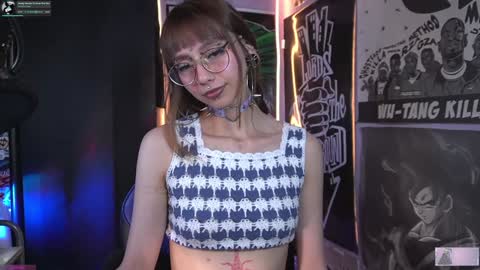 Snapshot of elle_uwu chatting on December 19, 2024, 4:23 am follow me on instagram . online show from December 19, 2024, 4:23 am