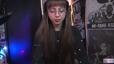 Snapshot of elle_uwu chatting on February 5, 2025, 6:35 am follow me on instagram . online show from February 5, 2025, 6:35 am
