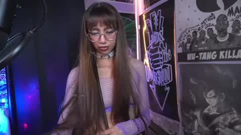 Snapshot of elle_uwu chatting on February 22, 2025, 4:18 am follow me on instagram . online show from February 22, 2025, 4:18 am