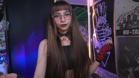 Snapshot of elle_uwu chatting on February 24, 2025, 7:00 am follow me on instagram . online show from February 24, 2025, 7:00 am