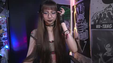 Snapshot of elle_uwu chatting on February 24, 2025, 11:19 pm follow me on instagram . online show from February 24, 2025, 11:19 pm
