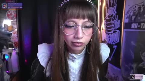 Snapshot of elle_uwu chatting on September 17, 2025, 2:52 pm follow me on instagram . online show from September 17, 2025, 2:52 pm
