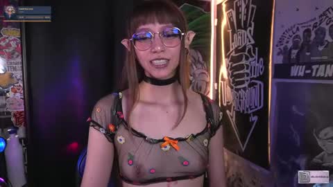 Snapshot of elle_uwu chatting on September 22, 2025, 5:37 pm follow me on instagram . online show from September 22, 2025, 5:37 pm