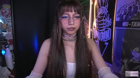 Snapshot of elle_uwu chatting on September 29, 2025, 8:24 pm follow me on instagram . online show from September 29, 2025, 8:24 pm