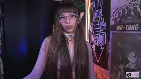Snapshot of elle_uwu chatting on October 14, 2025, 4:30 pm follow me on instagram . online show from October 14, 2025, 4:30 pm