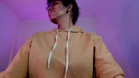 Snapshot of ellie_alves chatting on November 18, 2025, 12:53 pm Ellie online show from November 18, 2025, 12:53 pm