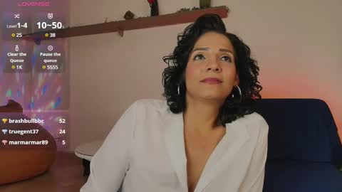 elliee1 online show from February 5, 2025, 6:26 pm