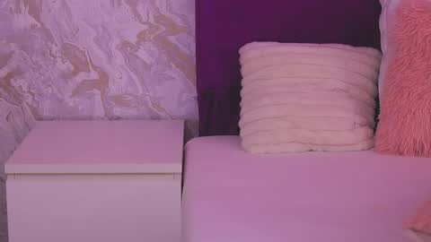 EllinaNuria online show from April 14, 2026, 4:18 am