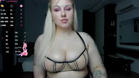Snapshot of elly_blondy chatting on June 25, 2026, 2:43 pm Elly online show from June 25, 2026, 2:43 pm